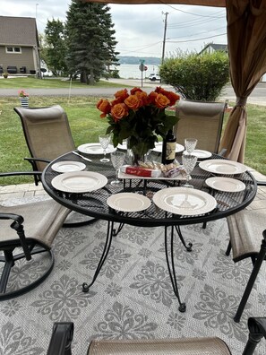 屋外ダイニングエリア