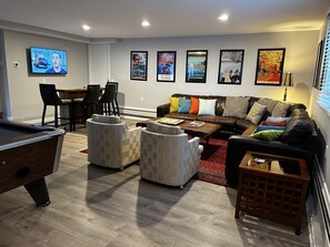 スマートテレビ、暖炉、テレビゲーム、ステレオ