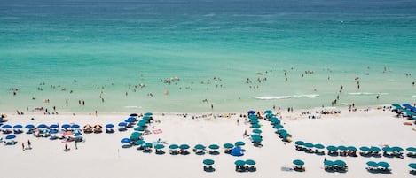 Plage, chaises longues, serviettes de plage