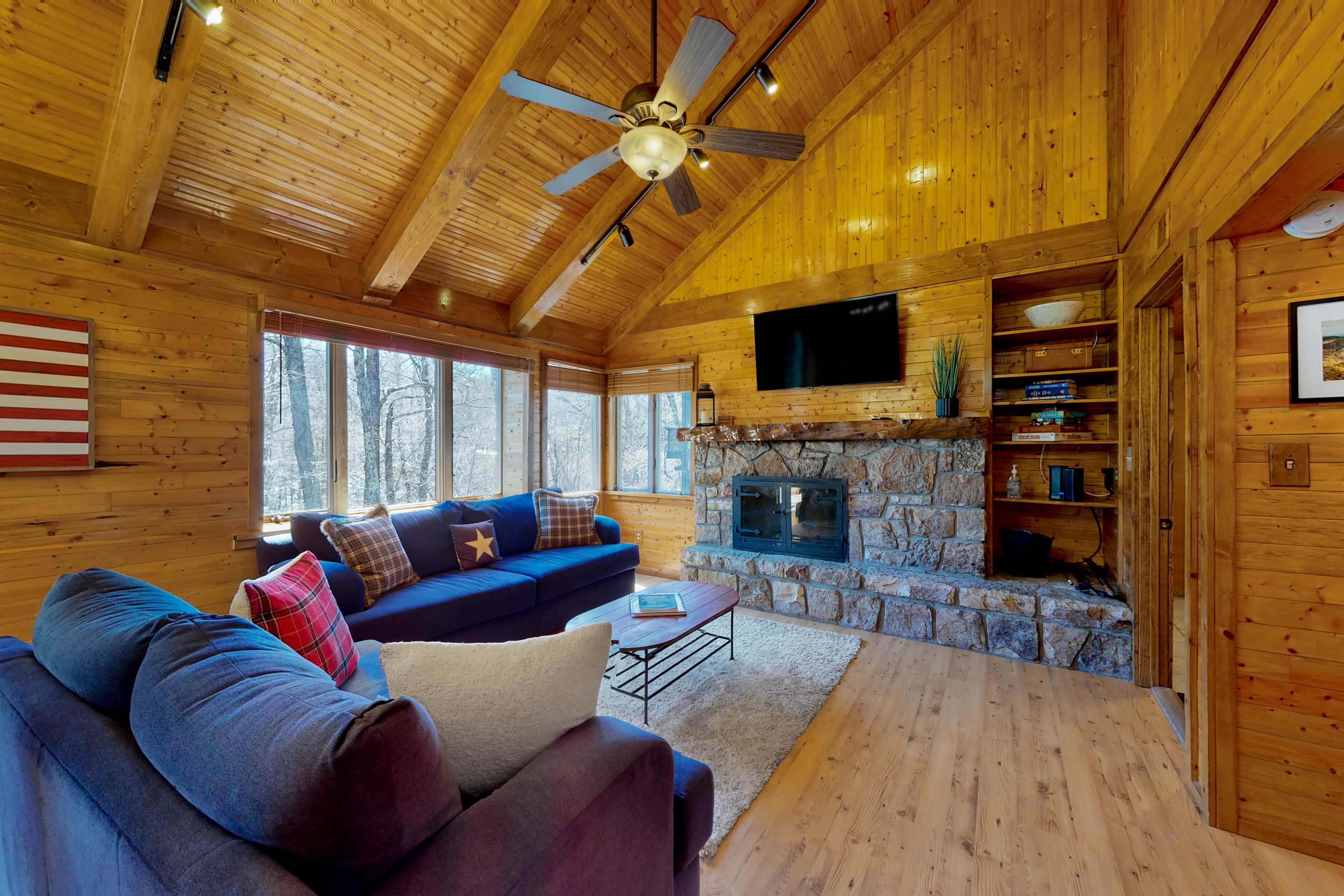Cabin-inspired condo with vaulted ceilings, central AC, mini-bar, deck