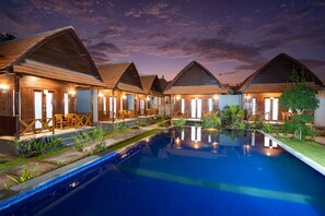Outdoor pool, pool umbrellas, pool loungers - Arjuna Bungalow (Penida Island)