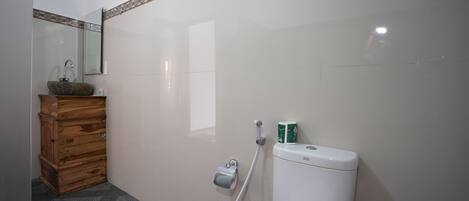 Douche, serviettes fournies, savon, shampoing