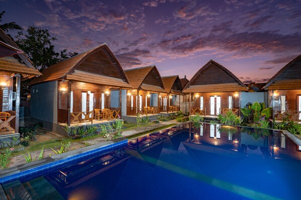 Piscine extérieure, parasols de plage, chaises longues