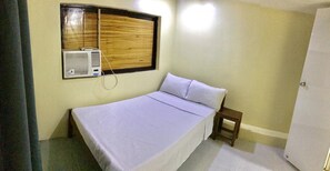 Doppelzimmer (Aircon) | Schreibtisch, Bettwäsche