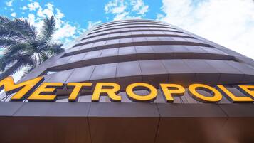 Depan hartanah - siang/malam