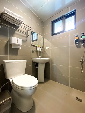 Superior Double Room | Bathroom | Shower, rainfall showerhead, hair dryer, towels - Adagio Hostel (Taichung)