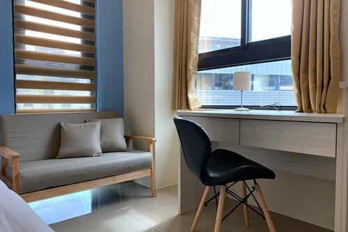 Desk, soundproofing, free WiFi, bed sheets