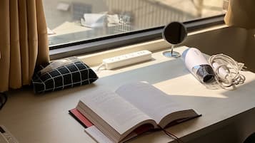 豪華雙人房 | 書桌、手提電腦工作空間、遮光窗簾/窗簾、隔音