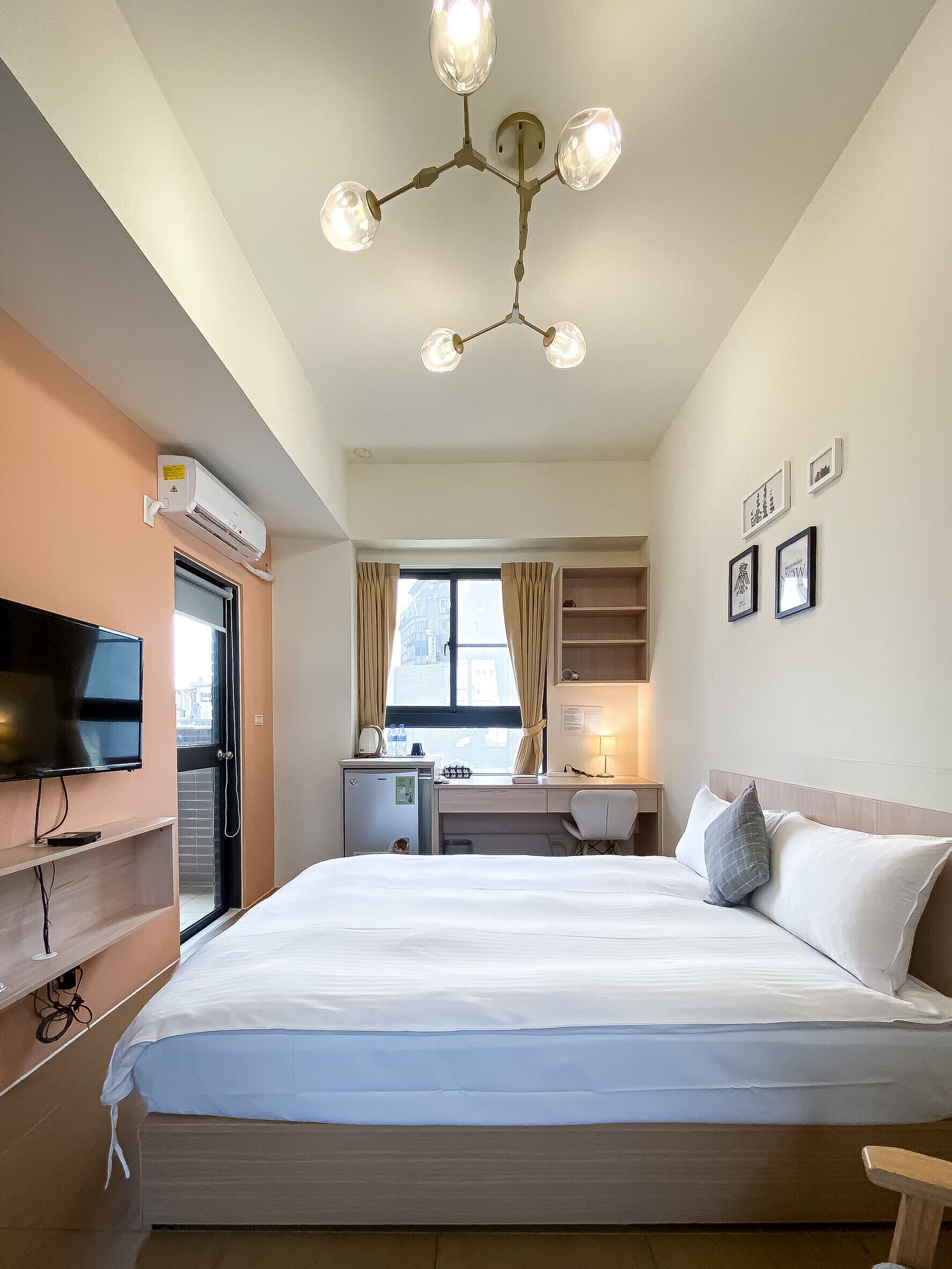 豪華雙人房 | 書桌、隔音、免費 Wi-Fi、床單