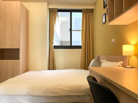 Escritorio, espacio para trabajar con laptop y cortinas blackout