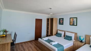 Habitación familiar | 1 habitación, escritorio y espacio para trabajar con laptop