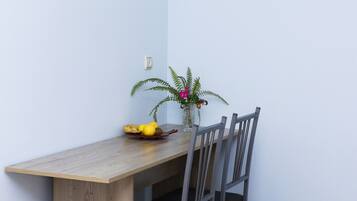 Habitación familiar | 1 habitación, escritorio y espacio para trabajar con laptop