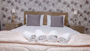 Habitación estándar con 1 cama matrimonial o 2 individuales, vista a la montaña | 1 habitación, escritorio y espacio para trabajar con laptop