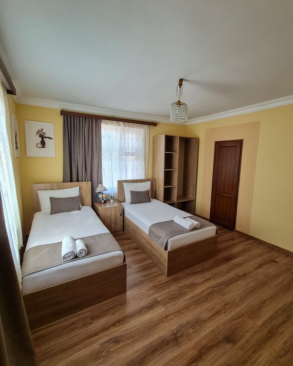 Kahden hengen standard-huone (yksi tai kaksi sänkyä), vuoristonäköala | 1 makuuhuone, työpöytä, kannettavalle tietokoneelle sopiva työtila