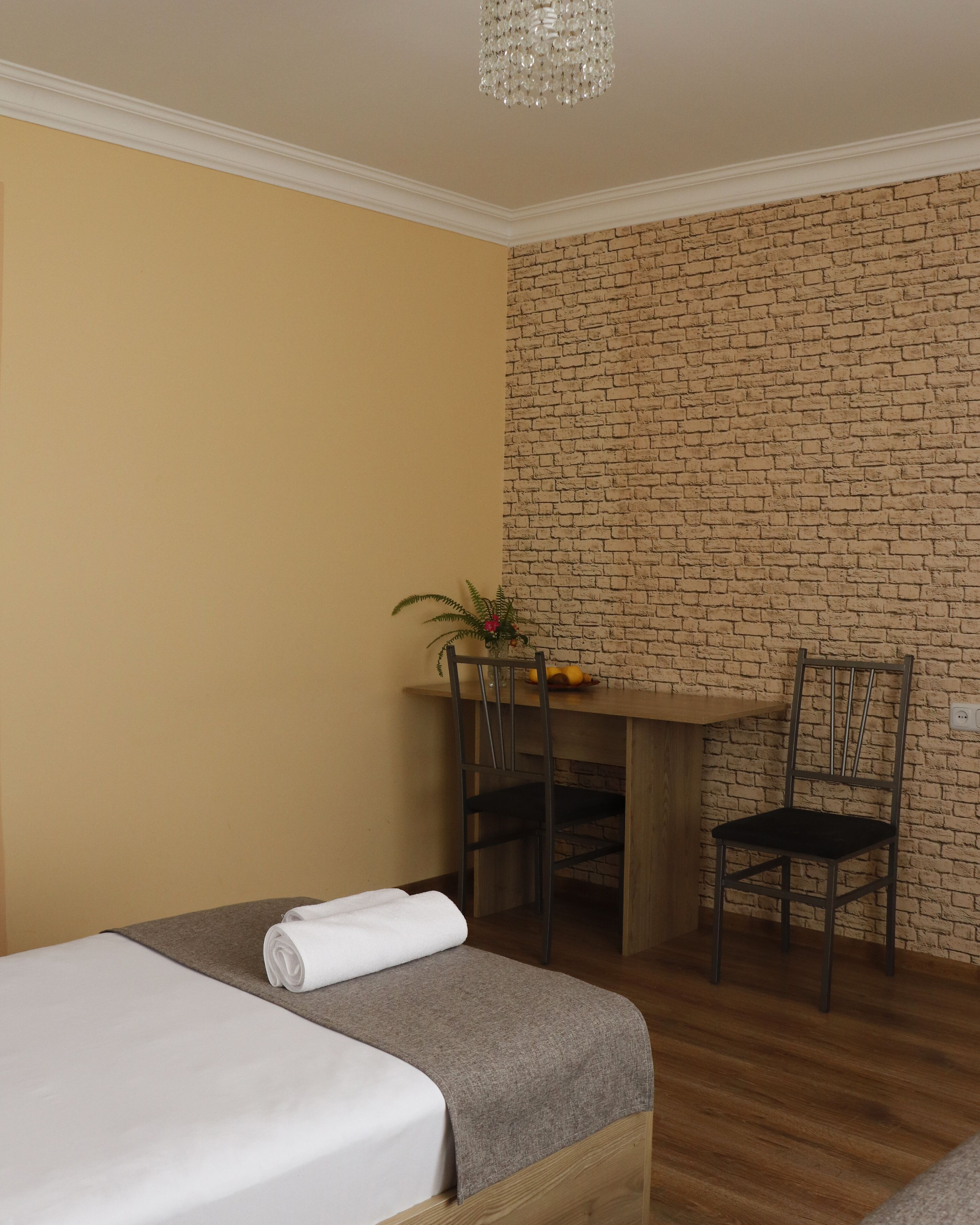 Una habitación de hotel con una cama, un escritorio y una silla.