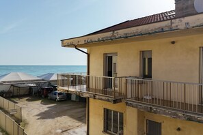 Exterior - M223 - Marcelli, three-room apartment in the center and facing the sea (Marcelli)