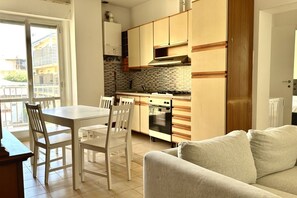 Une cuisine moderne avec des meubles en bois, une table à manger et des chaises.