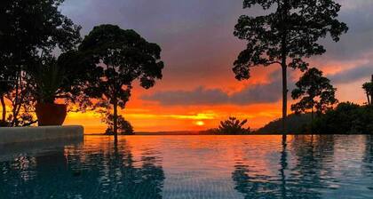 Casa Odi-SEA/Espectacular Piscina/Vista al Mar/Catarata Privada/Amplia Cocina