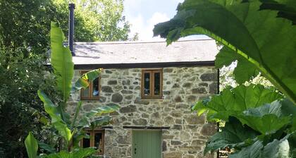 Abgeschiedenes Waldhaus in der Nähe des SW Coast Path