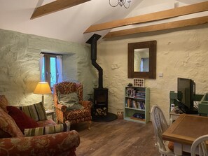 Televisio, DVD-soitin, kirjoja