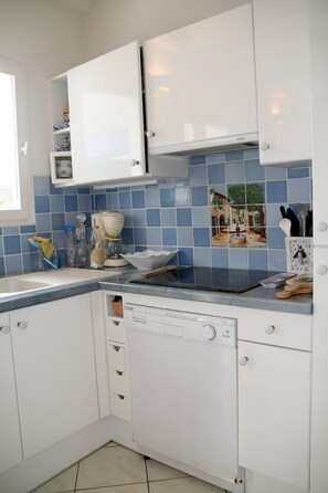 Réfrigérateur, four, cafetiÚre/bouilloire, chaise haute