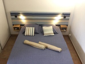 2 chambres, coffres-forts dans les chambres, fer et planche à repasser