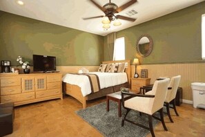 1 Schlafzimmer, Schreibtisch, BĂŒgeleisen/BĂŒgelbrett, kostenloses WLAN