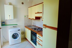 Fridge, oven, dining tables - N157- Numana, three-room apartment with garden in the center (Numana)