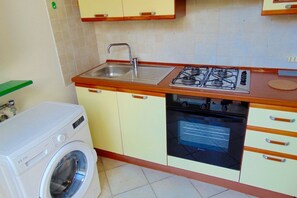 Fridge, oven, dining tables - N157- Numana, three-room apartment with garden in the center (Numana)