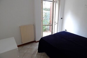 3 bedrooms, bed sheets - N157- Numana, three-room apartment with garden in the center (Numana)