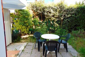 Outdoor dining - N157- Numana, three-room apartment with garden in the center (Numana)