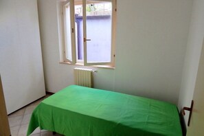 3 bedrooms, bed sheets - N157- Numana, three-room apartment with garden in the center (Numana)