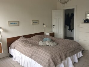 3 slaapkamers, een strijkplank/strijkijzer, wifi, beddengoed