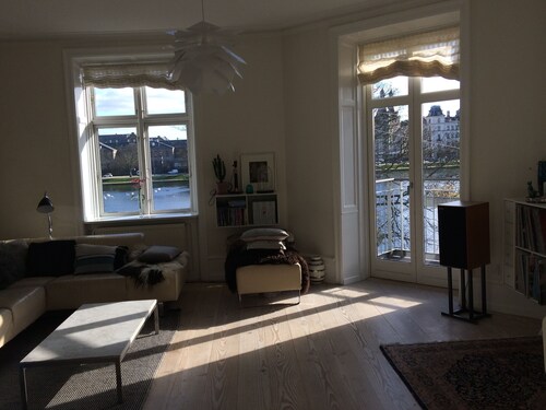 5 makuuhuoneen lomahuoneisto, josta on panoraamanäkymä Kööpenhaminan järville - lähellä kaikkea!