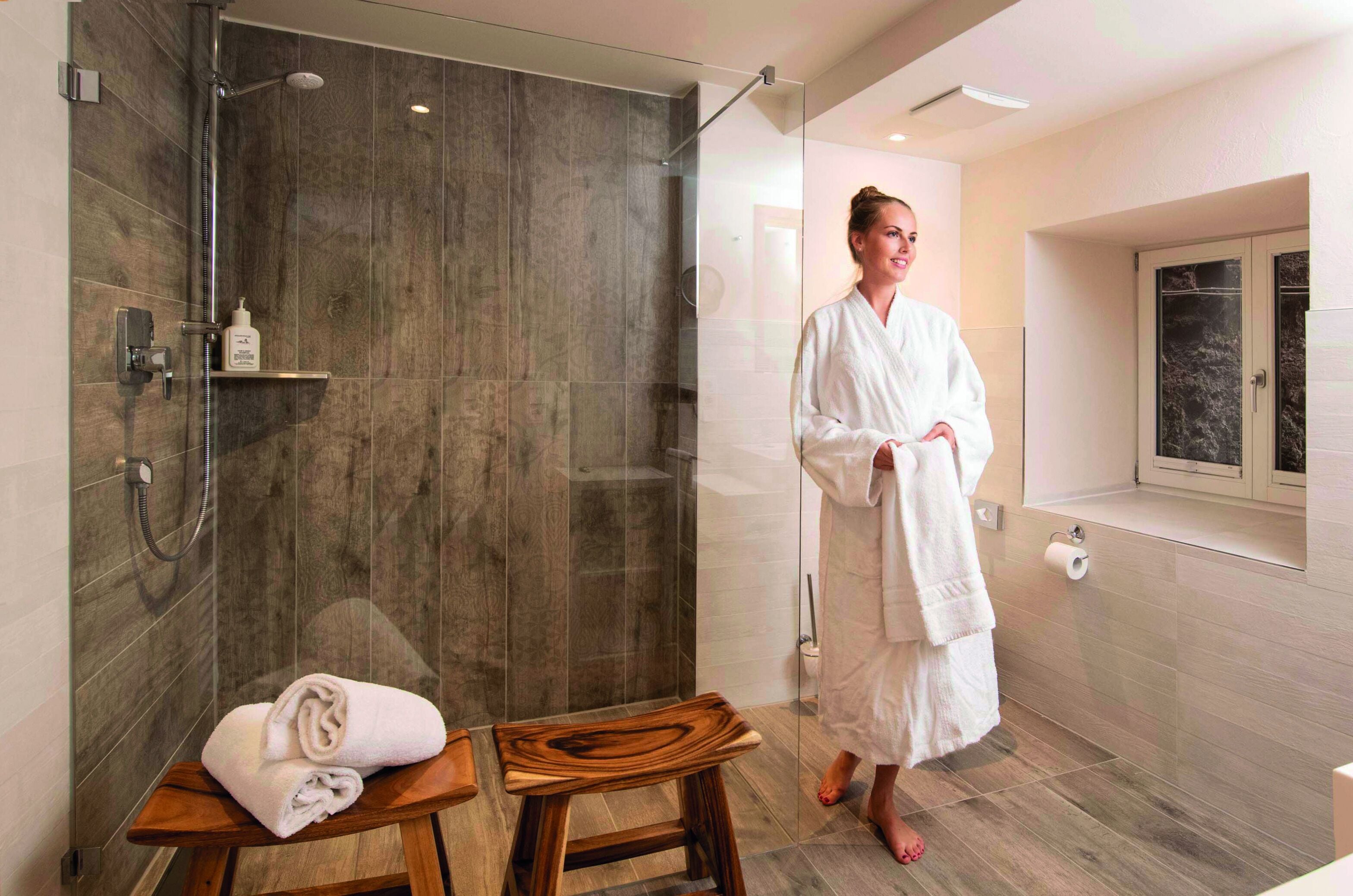 deluxe double room | bathroom | shower, towels