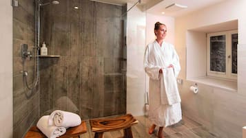 Deluxe Double Room | Bathroom | Shower, towels