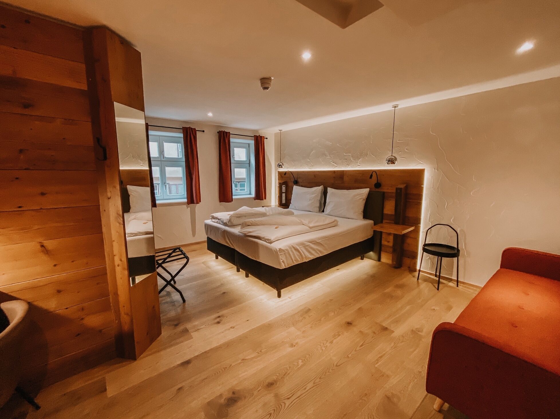 Minibar, värdeförvaringsskåp på rummet, skrivbord och ljudisolering