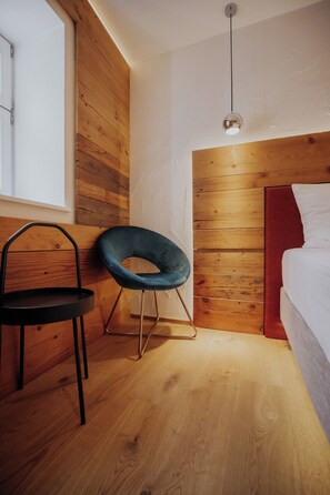 Minibar, caja de seguridad en la habitación y escritorio 