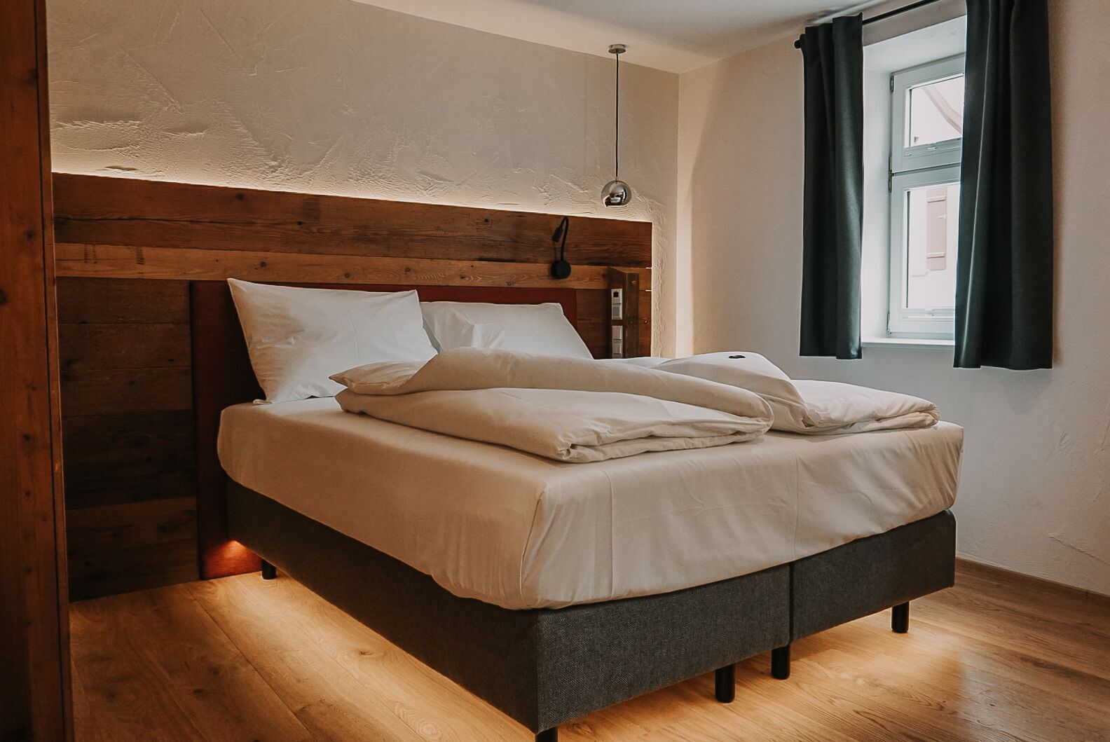 Minibar, värdeförvaringsskåp på rummet, skrivbord och ljudisolering