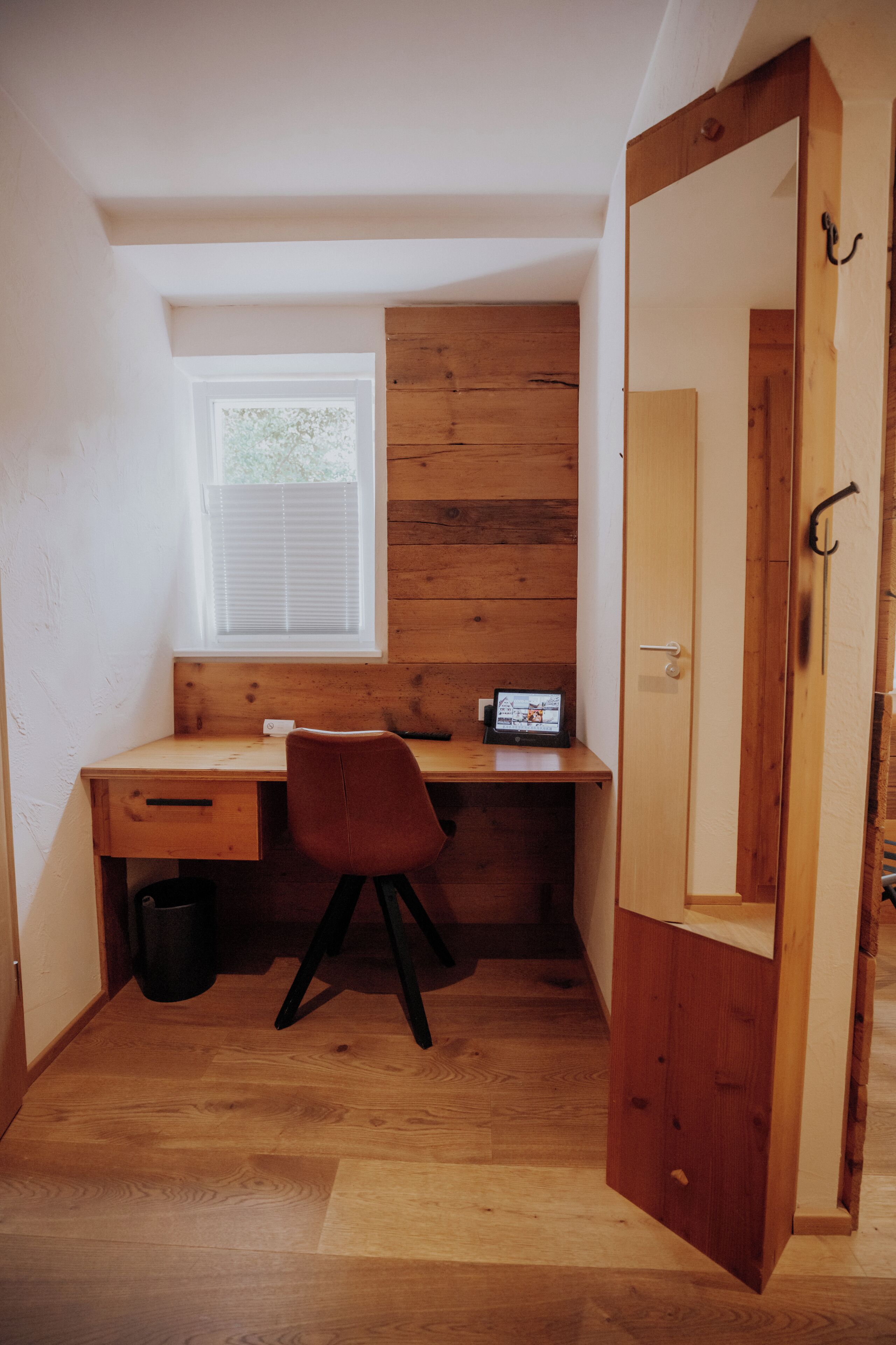 economy double room | 1 bedroom, minibar, in-room safe, desk