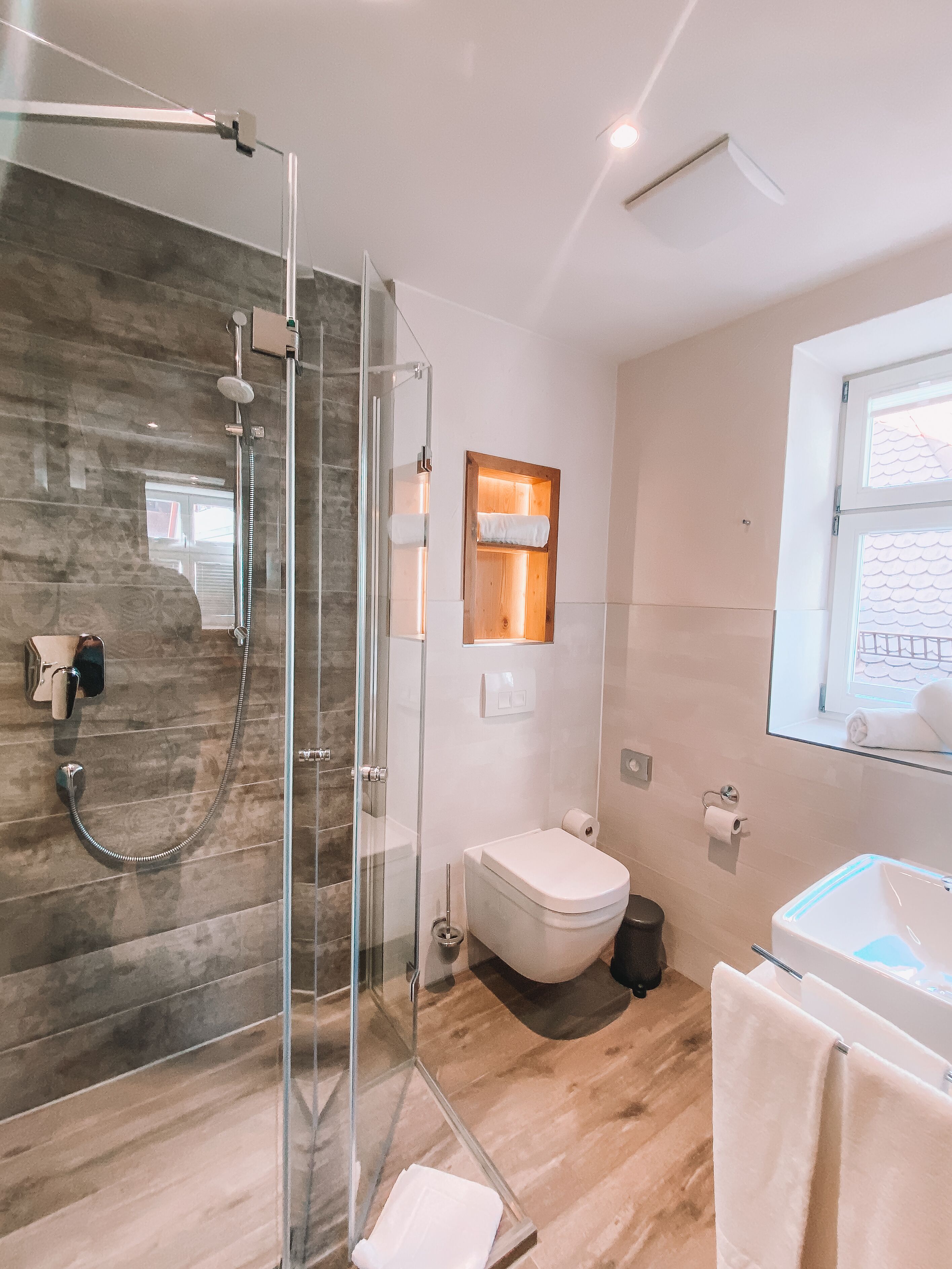 deluxe double room | bathroom | shower, towels
