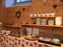 Se ofrece un desayuno bufé (13.50 EUR por persona)