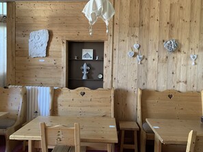 Petit déjeuner buffet (13.50 EUR par personne)