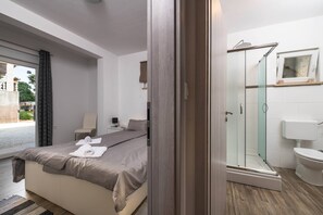 Douche, séchoir à cheveux, serviettes fournies, savon