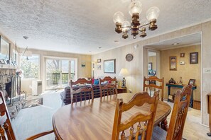 Interior - Two bedroom condo on golf course w/level entry + private balcony (Sugar Mountain)