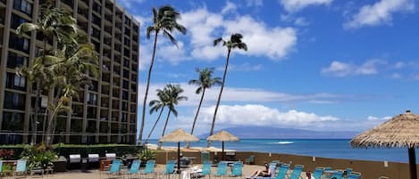 Una piscina al aire libre, una piscina climatizada