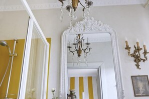 Superior-Doppelzimmer, Terrasse, Hügelblick | Badezimmer | Dusche, kostenlose Toilettenartikel, Haartrockner, Bidet