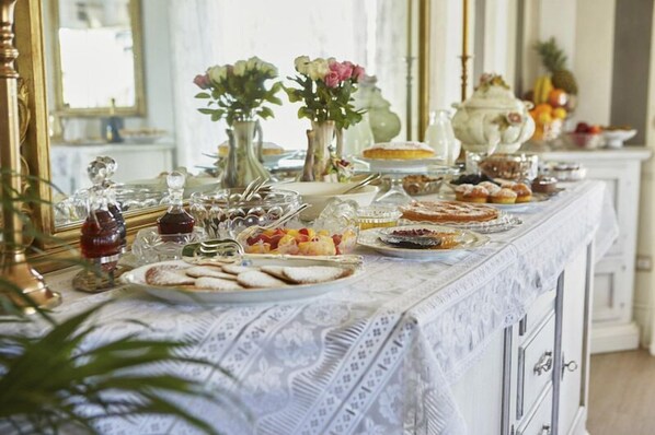 Sudah termasuk sarapan prasmanan setiap hari