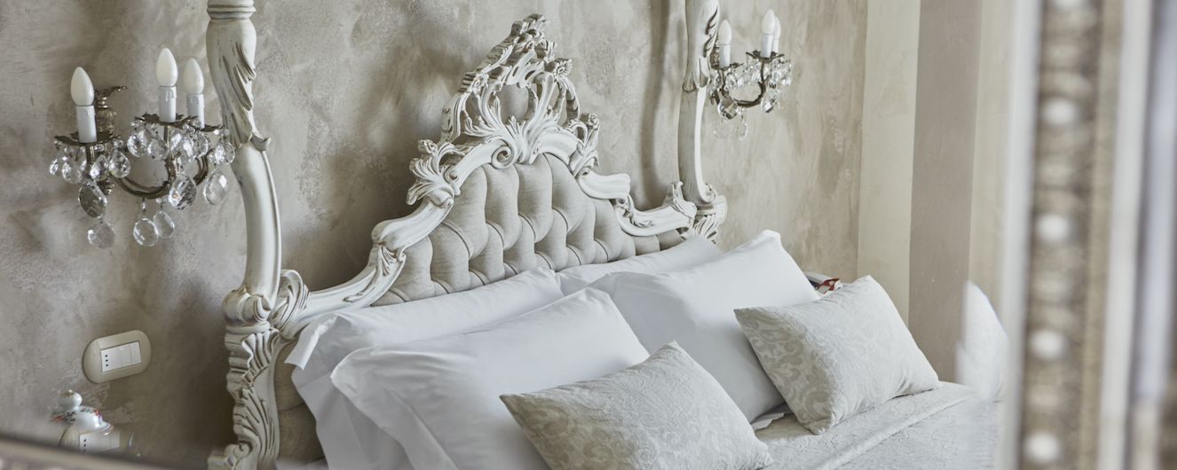 ميني بار وخزنة داخل الغرفة وتجهيزات عازلة للصوت وأسرّة أطفال/رضّع