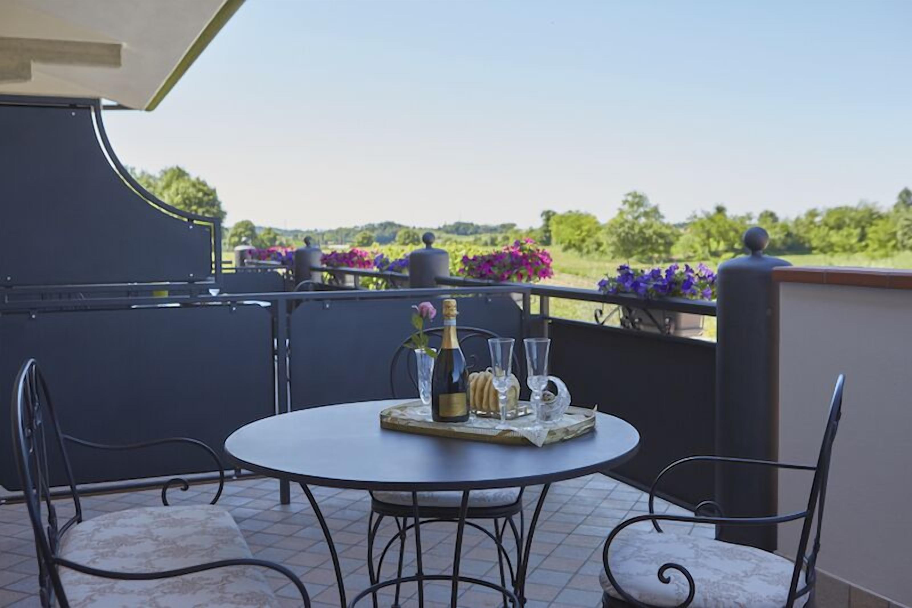 Superior-Doppelzimmer, Terrasse, Hügelblick | Terrasse/Patio